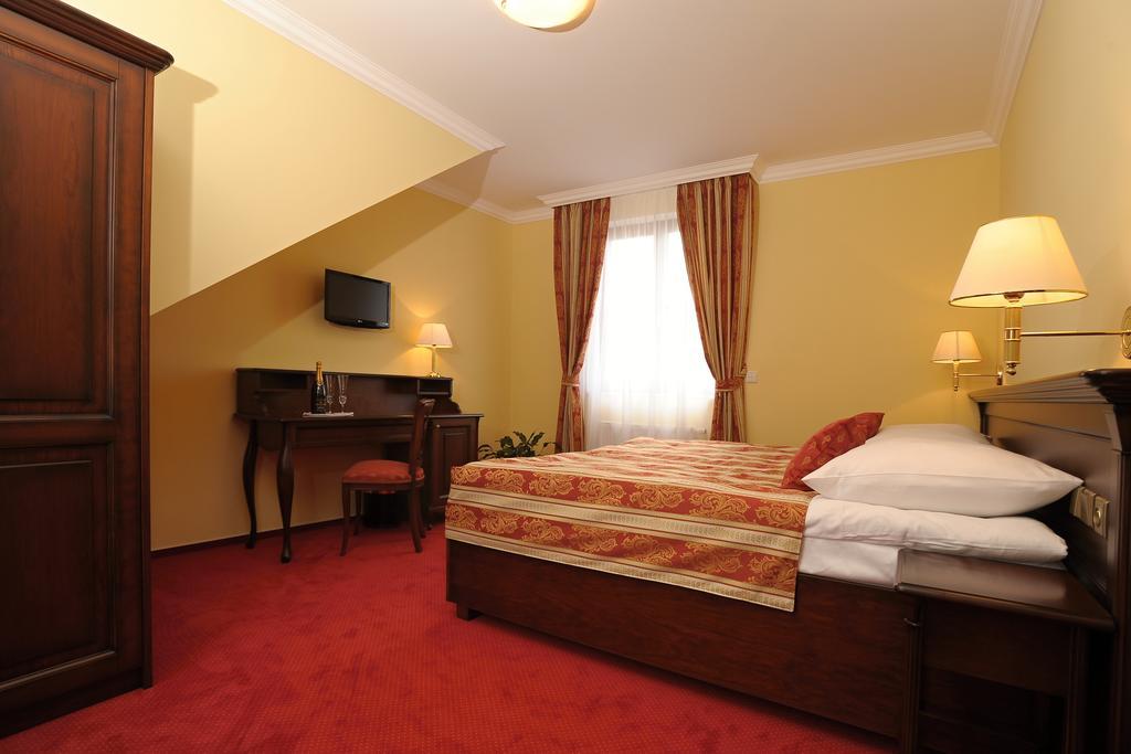 Hotel U Krale ยีชิน ภายนอก รูปภาพ