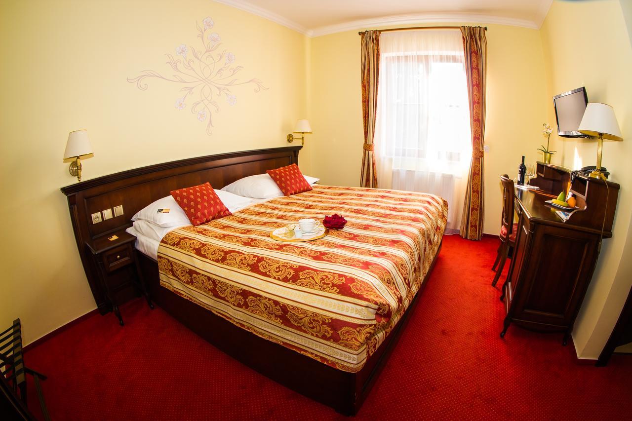Hotel U Krale ยีชิน ภายนอก รูปภาพ