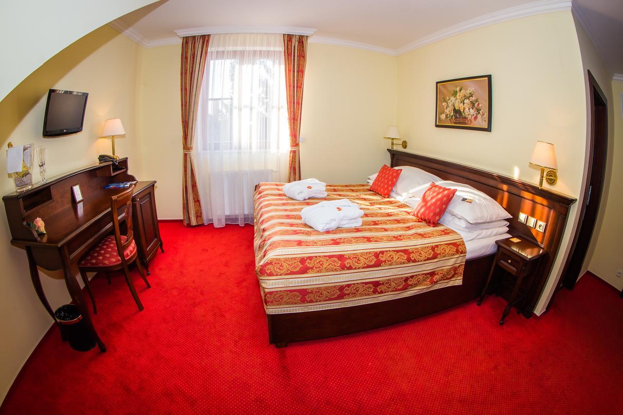 Hotel U Krale ยีชิน ภายนอก รูปภาพ