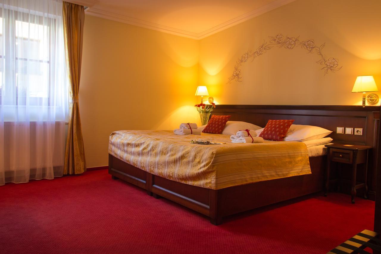 Hotel U Krale ยีชิน ภายนอก รูปภาพ