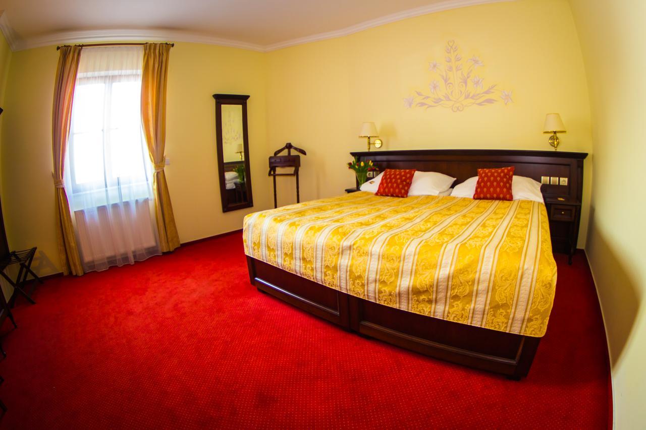 Hotel U Krale ยีชิน ภายนอก รูปภาพ