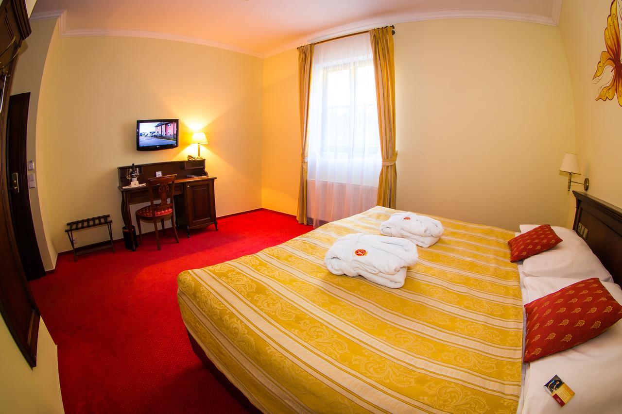 Hotel U Krale ยีชิน ภายนอก รูปภาพ