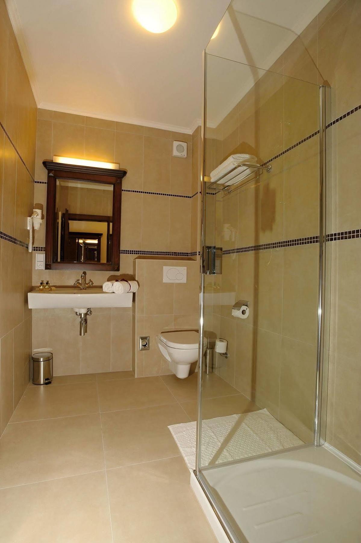 Hotel U Krale ยีชิน ภายนอก รูปภาพ