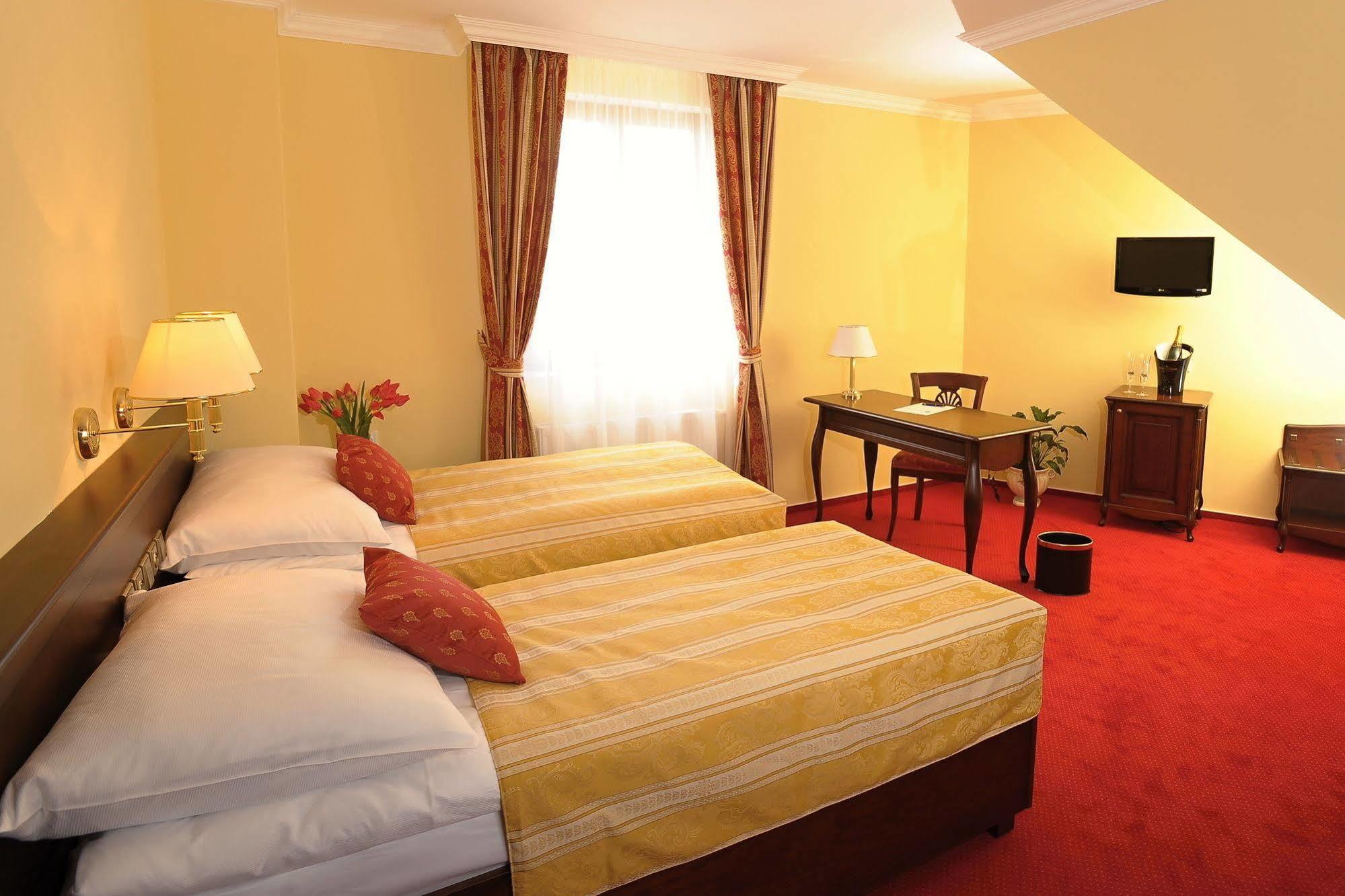 Hotel U Krale ยีชิน ภายนอก รูปภาพ