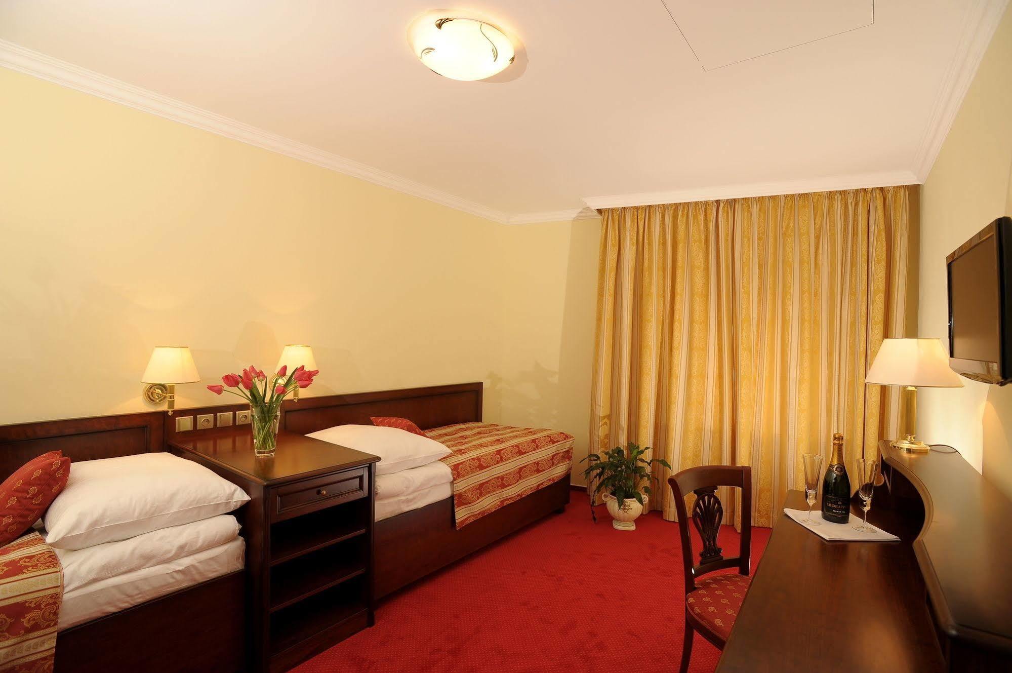 Hotel U Krale ยีชิน ภายนอก รูปภาพ