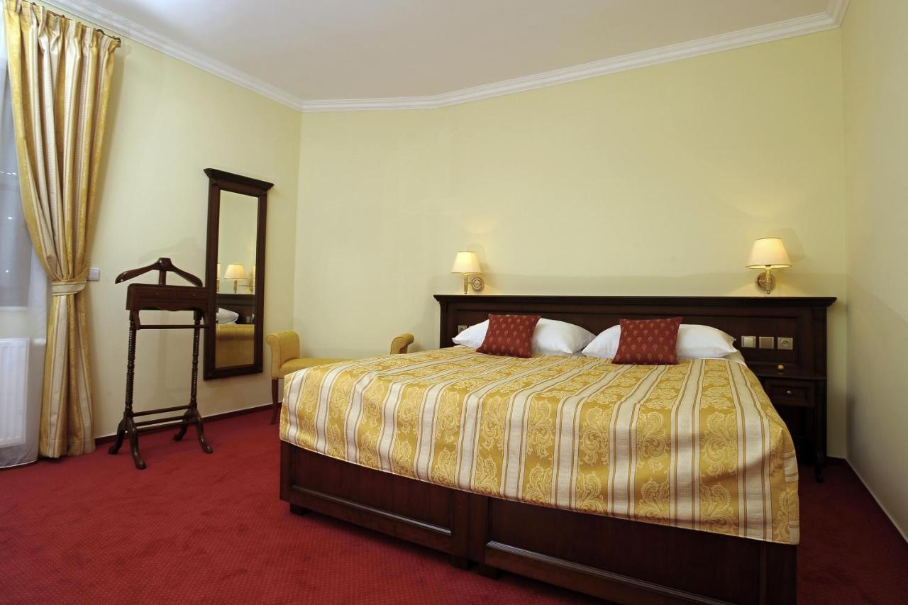 Hotel U Krale ยีชิน ภายนอก รูปภาพ